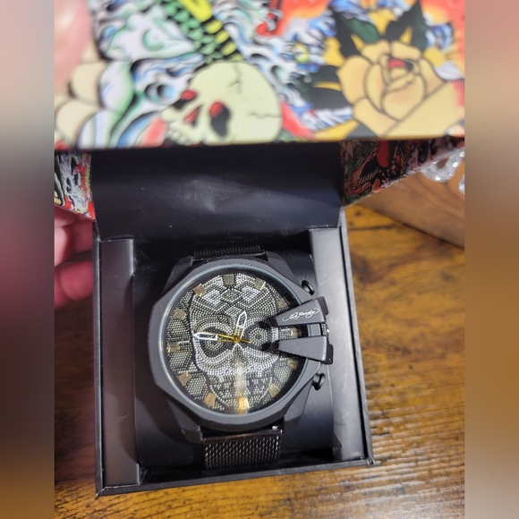 Ed Hardy mens Black Gold Gray Skull Watch - Picture 3 of 8